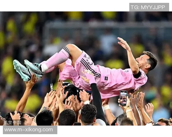 15岁卡布拉尔荣获梅西杯冠军最佳射手与MVP合照引发热议